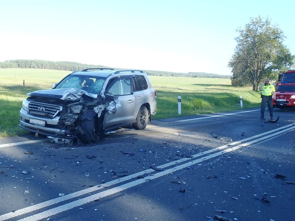 Motorkář přejel do protisměru, srážku s autem nepřežil.