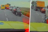 Motorkář na Náchodsku ohrozil záchranáře a urazil jim zrcátko: Po nehodě ujel!