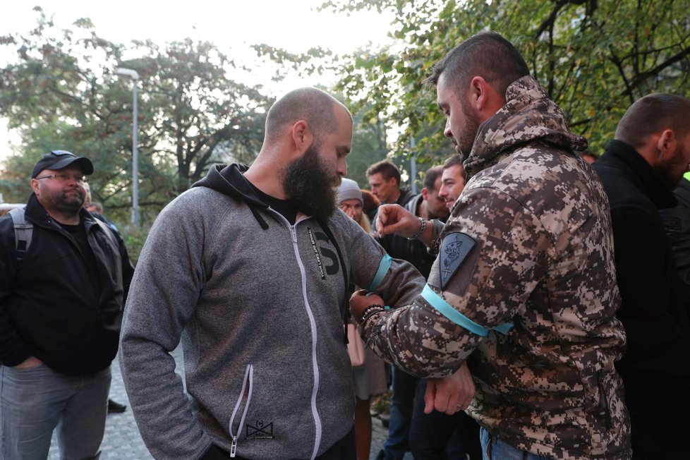 Policistu Šimona Vaice přišly k soudu podpořit desítky kolegů i motorkářů.