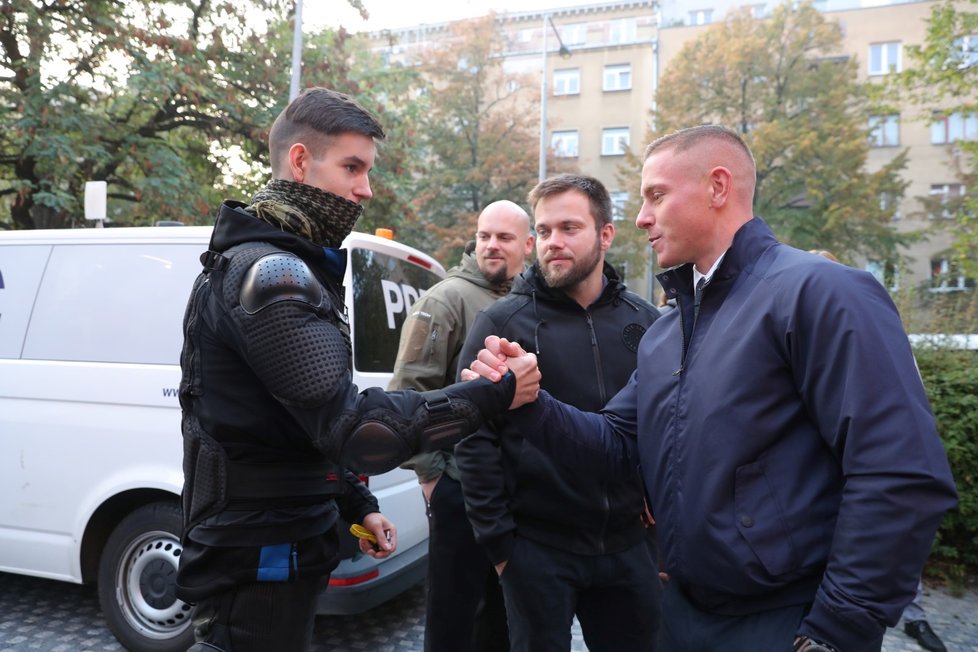 Policistu Šimona Vaice přišly k soudu podpořit desítky kolegů i motorkářů.