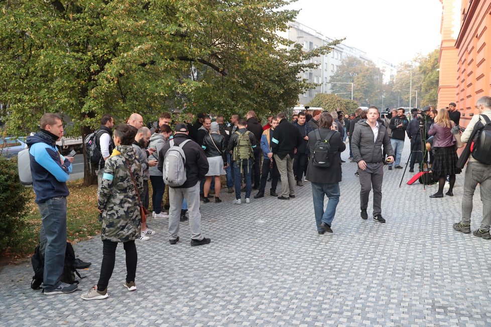 Policistu Šimona Vaice přišly k soudu podpořit desítky kolegů i motorkářů.