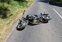 Opilý motorkář jel pod parou s dítětem: Havaroval s ním na rovném úseku