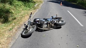 Opilý motorkář (36) havaroval na rovném úseku: Na motorce s ním jelo i dítě!