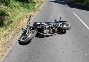 Opilý motorkář (36) havaroval na rovném úseku: Na motorce s ním jelo i dítě!