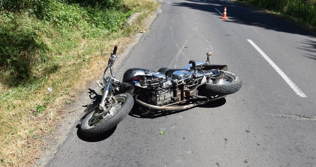 Motorkář se na Plzeňsku srazil s autem: Na místě byl mrtvý!