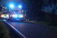 Mrtvý motorkář u Prahy: Předjížděl a vyletěl ze silnice, spolujezdkyně je lehce zraněná