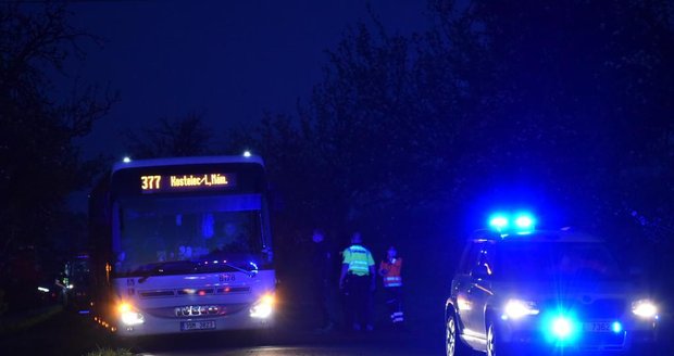 U obce Sluhy v Praze-východ došlo k tragické dopravní nehodě, zemřel při ní motorkář.