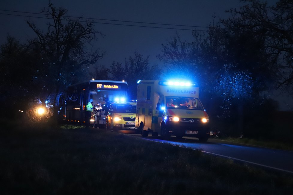 U obce Sluhy v Praze-východ došlo k tragické dopravní nehodě. Zemřel při ní pětapadesátiletý motorkář.