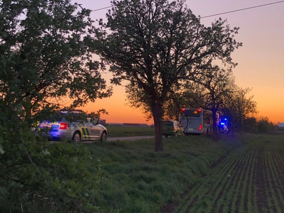 U obce Sluhy v Praze-východ došlo k tragické dopravní nehodě, zemřel při ní motorkář.