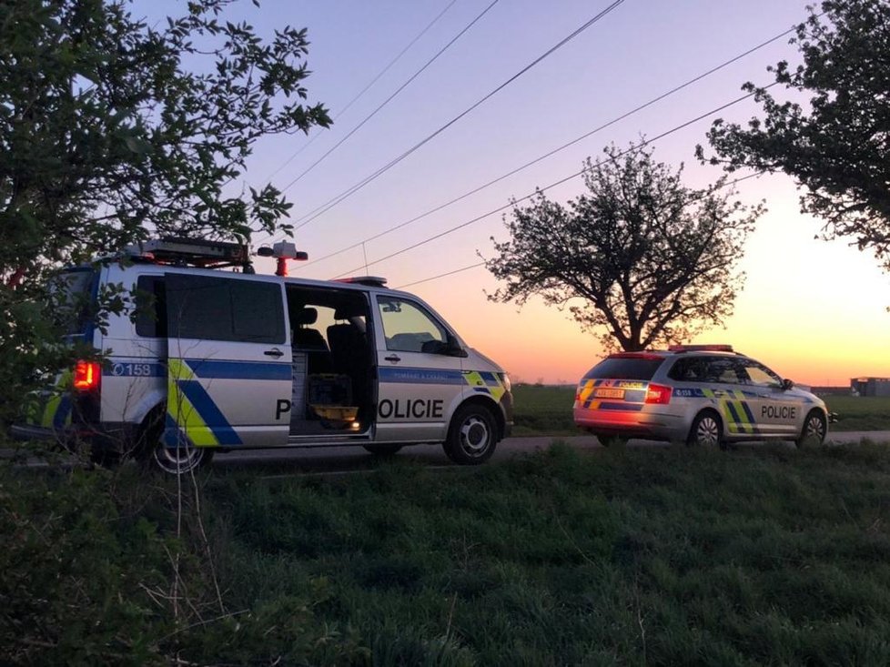 U obce Sluhy v Praze-východ došlo k tragické dopravní nehodě, zemřel při ní motorkář.