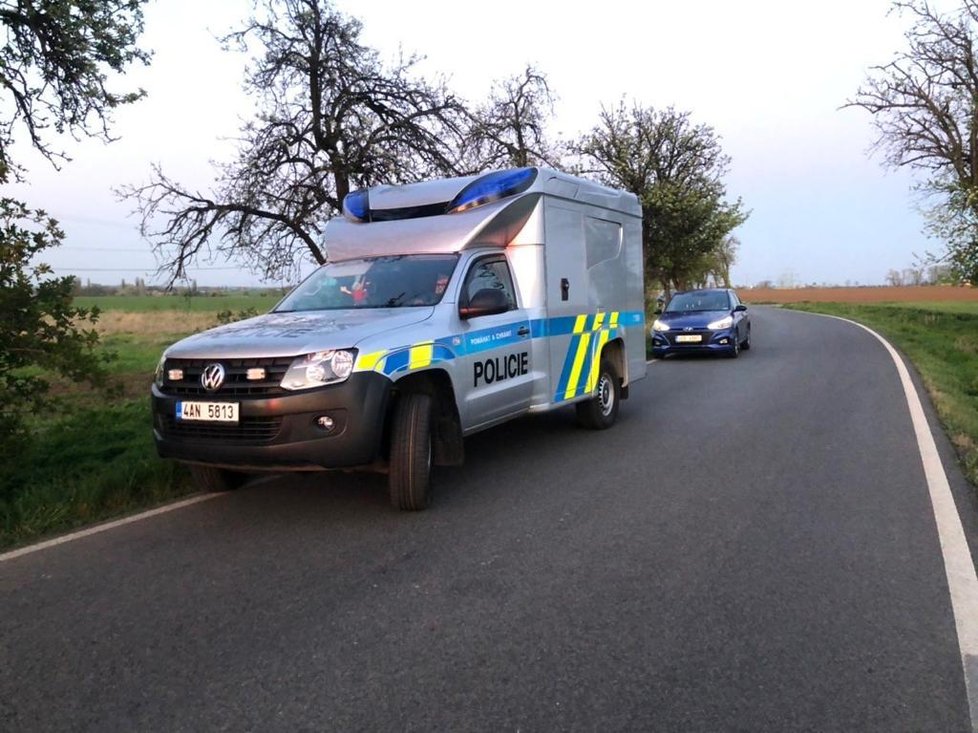 U obce Sluhy v Praze-východ došlo k tragické dopravní nehodě, zemřel při ní motorkář.