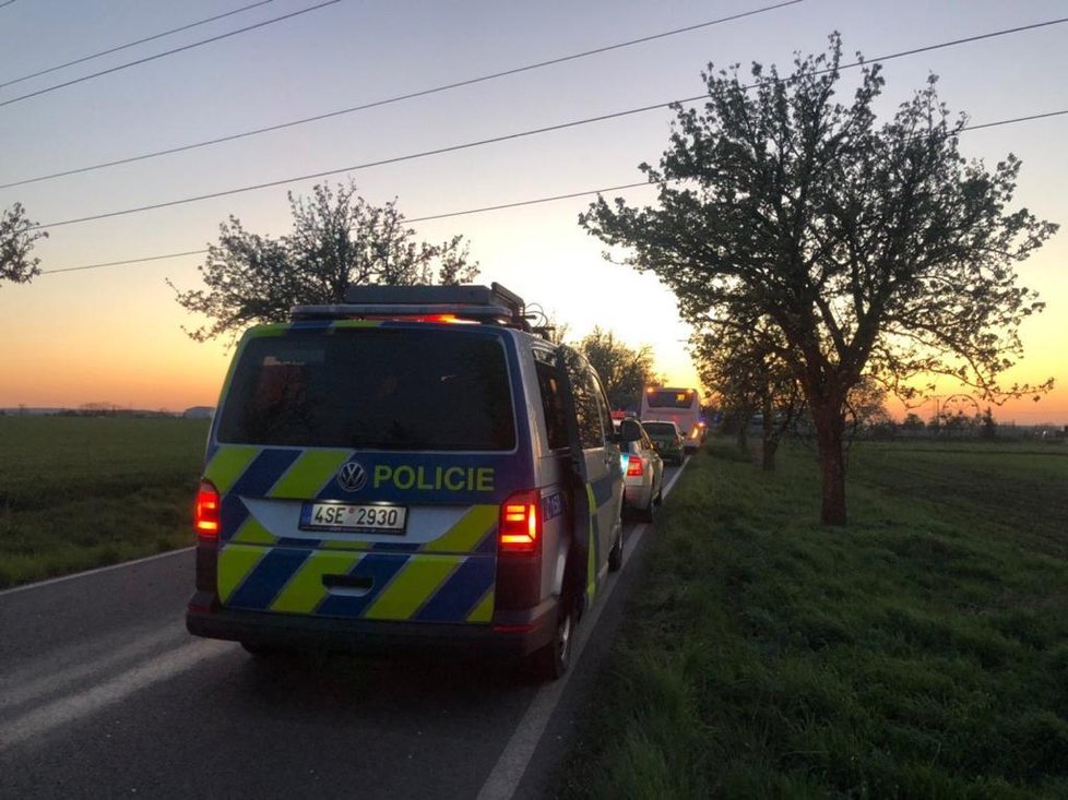 U obce Sluhy v Praze-východ došlo k tragické dopravní nehodě, zemřel při ní motorkář.
