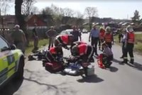 Motorkář (†49) na Zlínsku narazil do policejního auta: Nehodu neměl šanci přežít