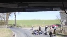 Drastické video jako varování: Hasiči uveřejnili záznam z pokusu o záchranu motorkáře.