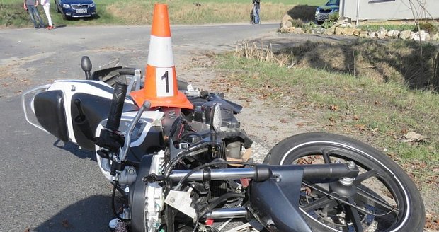 Dva mrtví (†28, †23) po nehodě na Ústecku: Motorkář vjel do lidí u zastávky autobusu (ilustrační foto)