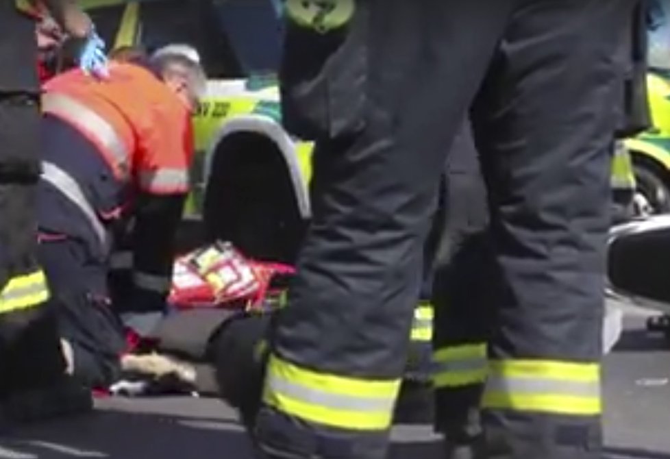 Drastické video jako varování: Hasiči uveřejnili záznam z pokusu o záchranu motorkáře.