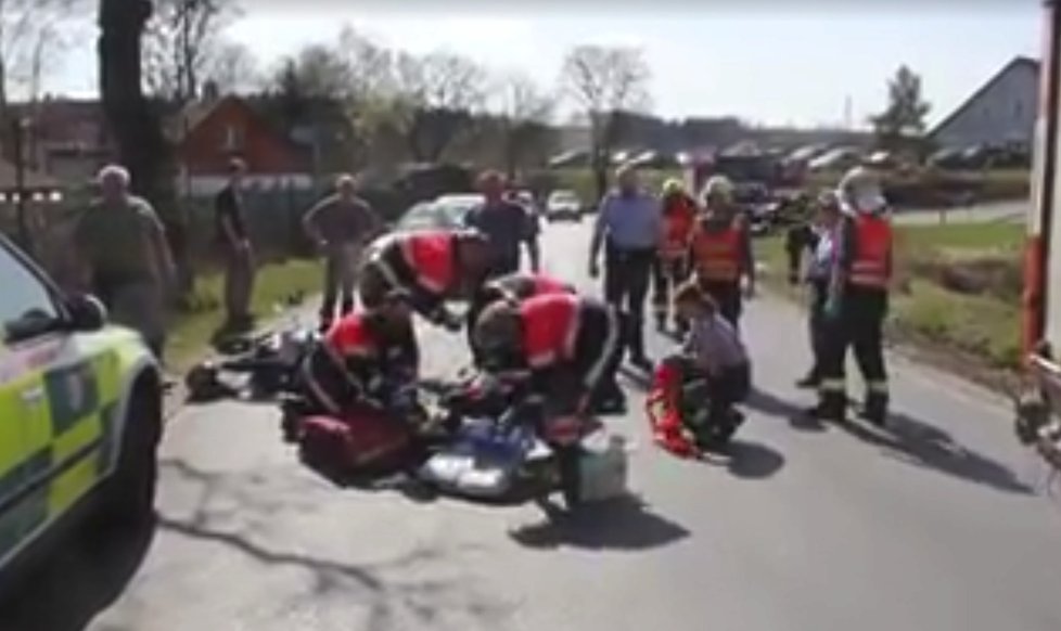 Drastické video jako varování: Hasiči uveřejnili záznam z pokusu o záchranu motorkáře.