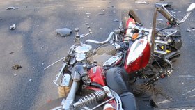 Sedmapadesátiletá motorkářka zemřela po srážce s kamionem.