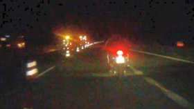 Motorkář na D1. Noční honička skončila v řepkovém poli nedaleko Holubic, muž měl platný zákaz řízení.