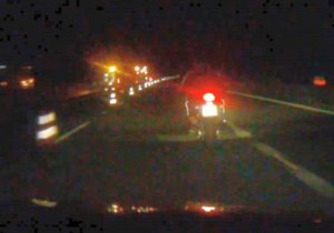 Motorkář na D1. Noční honička skončila v řepkovém poli nedaleko Holubic, muž měl platný zákaz řízení.