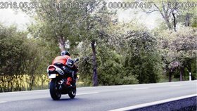 Zdrogovaný motorkář ujížděl policii rychlostí 200 km/h! Při pronásledování došlo i na střelbu.