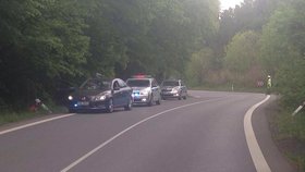 Zdrogovaný motorkář ujížděl policii rychlostí 200 km/h! Při pronásledování došlo i na střelbu.