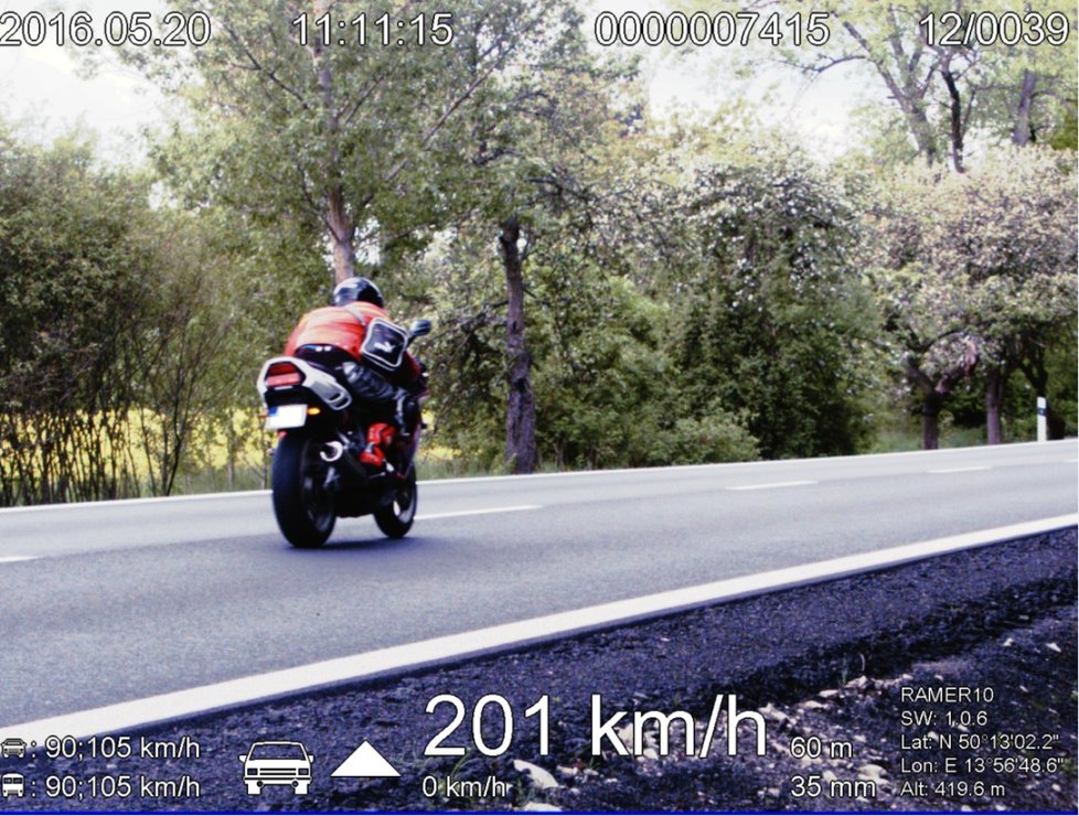 Zdrogovaný motorkář ujížděl policii rychlostí 200 km/h! Při pronásledování došlo i na střelbu.