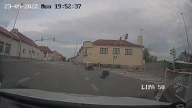 Opilý motorkář ujížděl pražským strážníkům.
