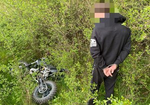 Motorkář se zákazem řízení ujížděl na Plzeňsku policii.