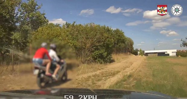Motorkář se snažil ujet i po polní cestě.