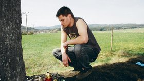 Tomáš Křen (21) znal mrtvého mladíka (23) odmalička. Byl to jeho bratranec. Teď mu už mohl zapálit jen svíčku.