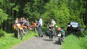 Němečtí motorkáři (vlevo) se přepočítali a vysloužili si pokutu. Vpředu vpravo Jiří Janata, lesník z KRNAPu.