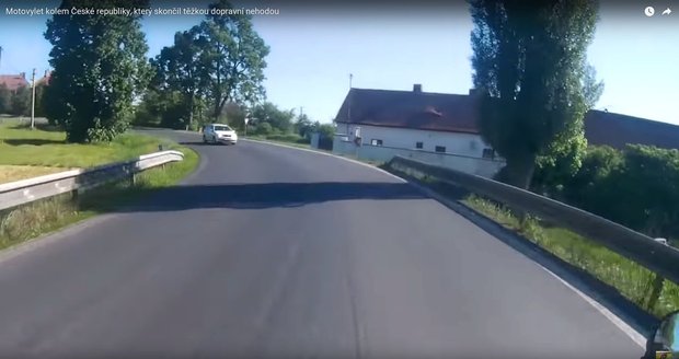 Přichází osudná chvíle. Řidič fabie nezvládl zatáčku a vjel do protisměru, kde srazil Robina na motorce.