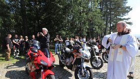 Svatý Antonínek obsypali "Pekelní andělé": Kněz požehnal motorkářům i jejich mašinám