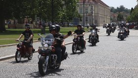 Zdánlivě nekonečná byla v sobotu kolona motorkářů, kteří přijeli uctít památku Jána Vychodila (†35)
