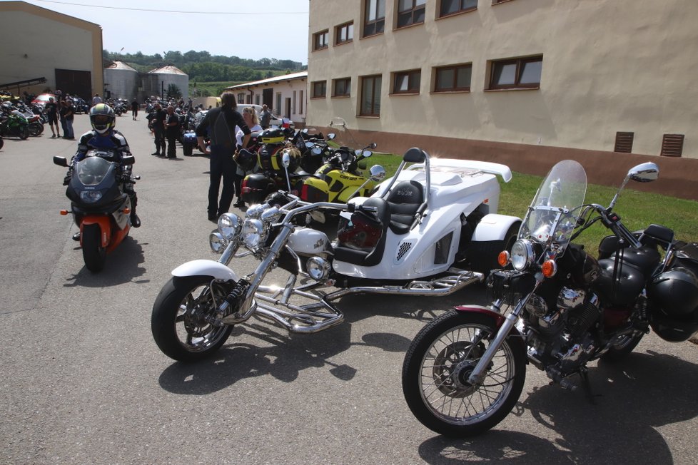 Zdánlivě nekonečná byla v sobotu kolona motorkářů, kteří přijeli uctít památku Jána Vychodila (†35)