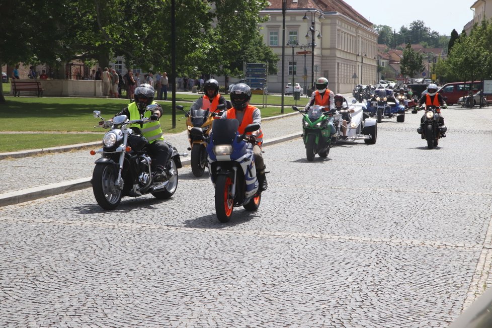 Zdánlivě nekonečná byla v sobotu kolona motorkářů, kteří přijeli uctít památku Jána Vychodila (†35)