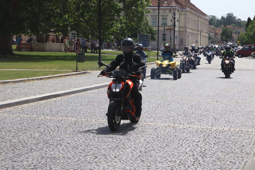 Zdánlivě nekonečná byla v sobotu kolona motorkářů, kteří přijeli uctít památku Jána Vychodila (†35)