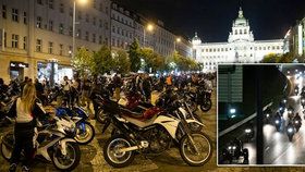 Motorkáři projeli v rámci Prague night ride pražskými ulicemi, zastavili se i v centru metropole.