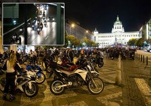 Motorkáři projeli v rámci Prague night ride pražskými ulicemi, zastavili se i v centru metropole.