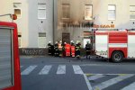 Úděsná scéna v Kosticích, motorkář nepřežil prudký náraz do zdi domu. Plameny z hořícího stroje poničily fasádu.