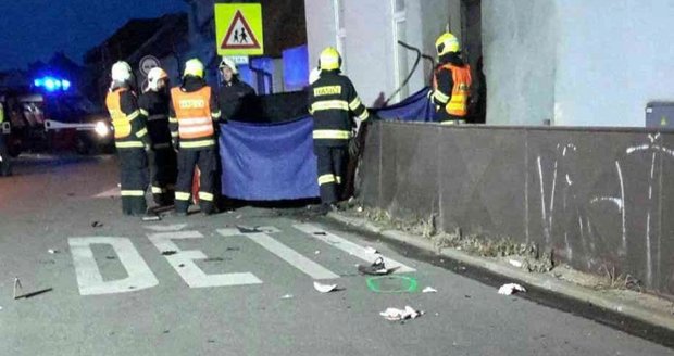 Úděsná scéna v Kosticích. Motorkář nepřežil prudký náraz do zdi domu.