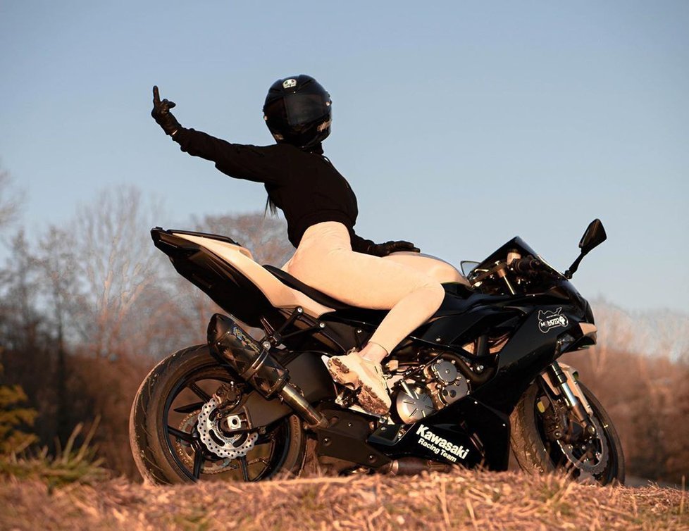 Sexy motorkářka hazardovala se životem: Smrti unikla jen o vlásek.