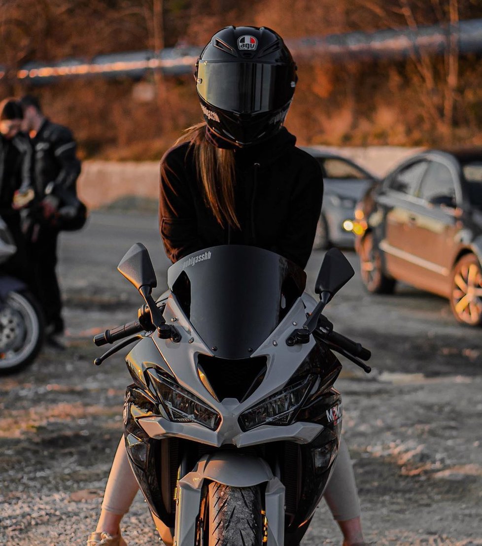 Sexy motorkářka hazardovala se životem: Smrti unikla jen o vlásek.