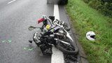 Mladý motorkář (†25) spadl přímo pod kola auta: Řidič ho přejel, zemřel na místě