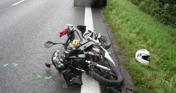 Mladý motorkář (†25) spadl přímo pod kola auta: Řidič ho přejel, zemřel na místě