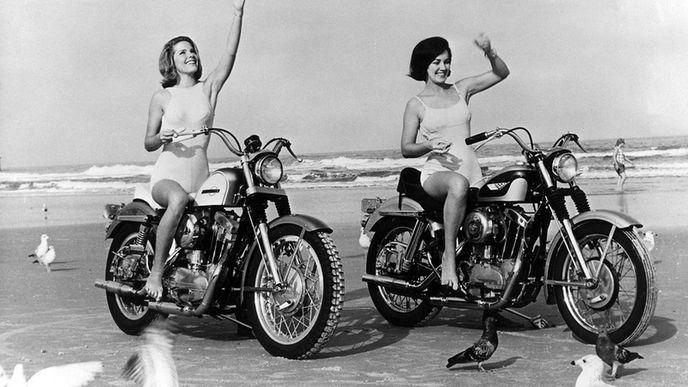 Krásné a sexy dívky na motorkách z dob minulých
