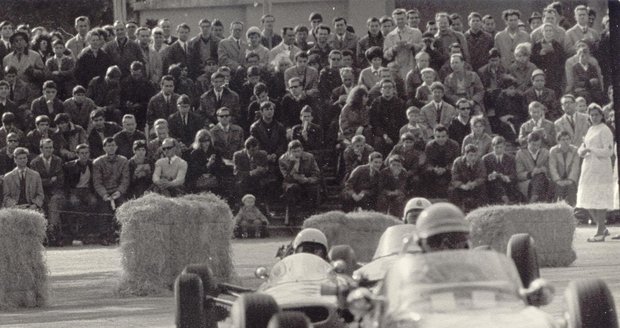 Zaplněné tribuny sledují v roce 1965 závodníky řítící se po brněnském výstavišti.
