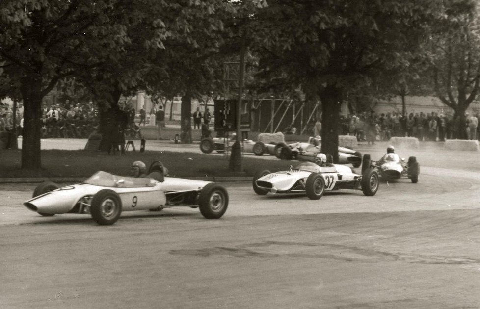 Formule na trati závodu v brněnských Pisárkách v roce 1966