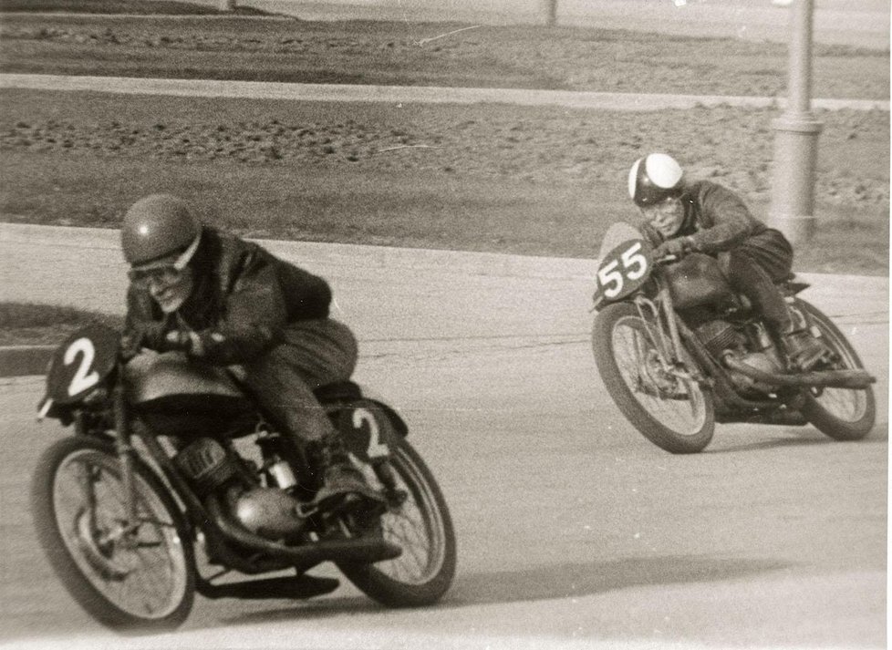 Motocyklisté v plné rychlosti při závodě na brněnském výstavišti v roce 1959